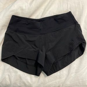 Black Lululemon Speed Up Short 2.5 inseam with knitted band!